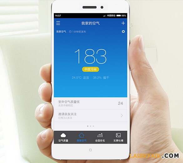 近來，360也推出了自己的空氣檢測設(shè)備，通過激光的方式檢測PM2.5顆粒。據(jù)悉極光可分辨比PM2.5小8倍的微小粒子，幫你看見霧霾，而普通凈化器所用的紅外光傳感器只能分辨比PM2.5大4倍以上的沙塵（PM10）。而這款設(shè)備采用激光器、300納米精度，獨(dú)有顆粒技術(shù)算法和標(biāo)定工藝，將萬元工業(yè)檢測設(shè)備的原理專為民用。