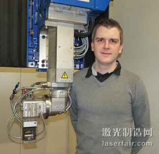 BAM德國聯(lián)邦材料研究和測量研究所（德國柏林）研究員 Marcel Bachmann與激光焊接機的合影。