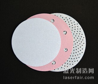 圖2：三個(gè)砂碟展示了其演化過程：從沒有孔到10mm直徑的孔， 再到更高密度的1.5mm的孔。(圖片來自：Norton|Saint-Gobain)