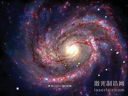 地球附近一個年僅30歲的黑洞被錢德拉X射線望遠鏡發(fā)現(xiàn)。這個黑洞是距離地球約5000萬光年的M100星系中超新星“SN1979C”的余燼，正在吞噬這顆超新星和伴星落下的物質(zhì)。