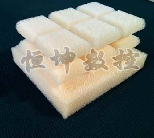振動(dòng)刀機(jī)切割過濾海綿樣品