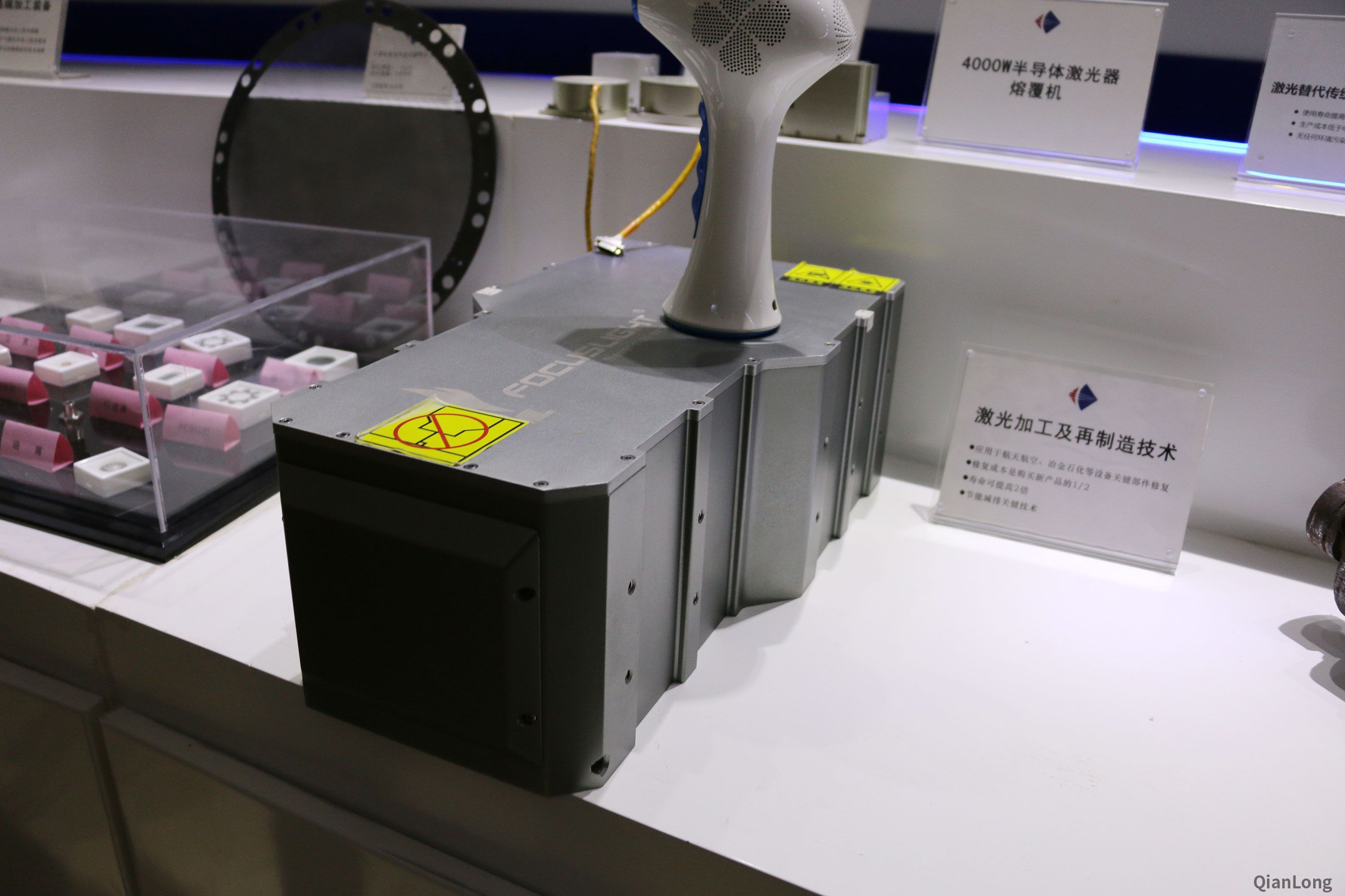 08.在西安光電所科技成果展示中心內(nèi)展出的激光熔覆設(shè)備，即4000w半導(dǎo)體激光熔覆機(jī)。（千龍網(wǎng)軍事頻道記者 馬群 攝）