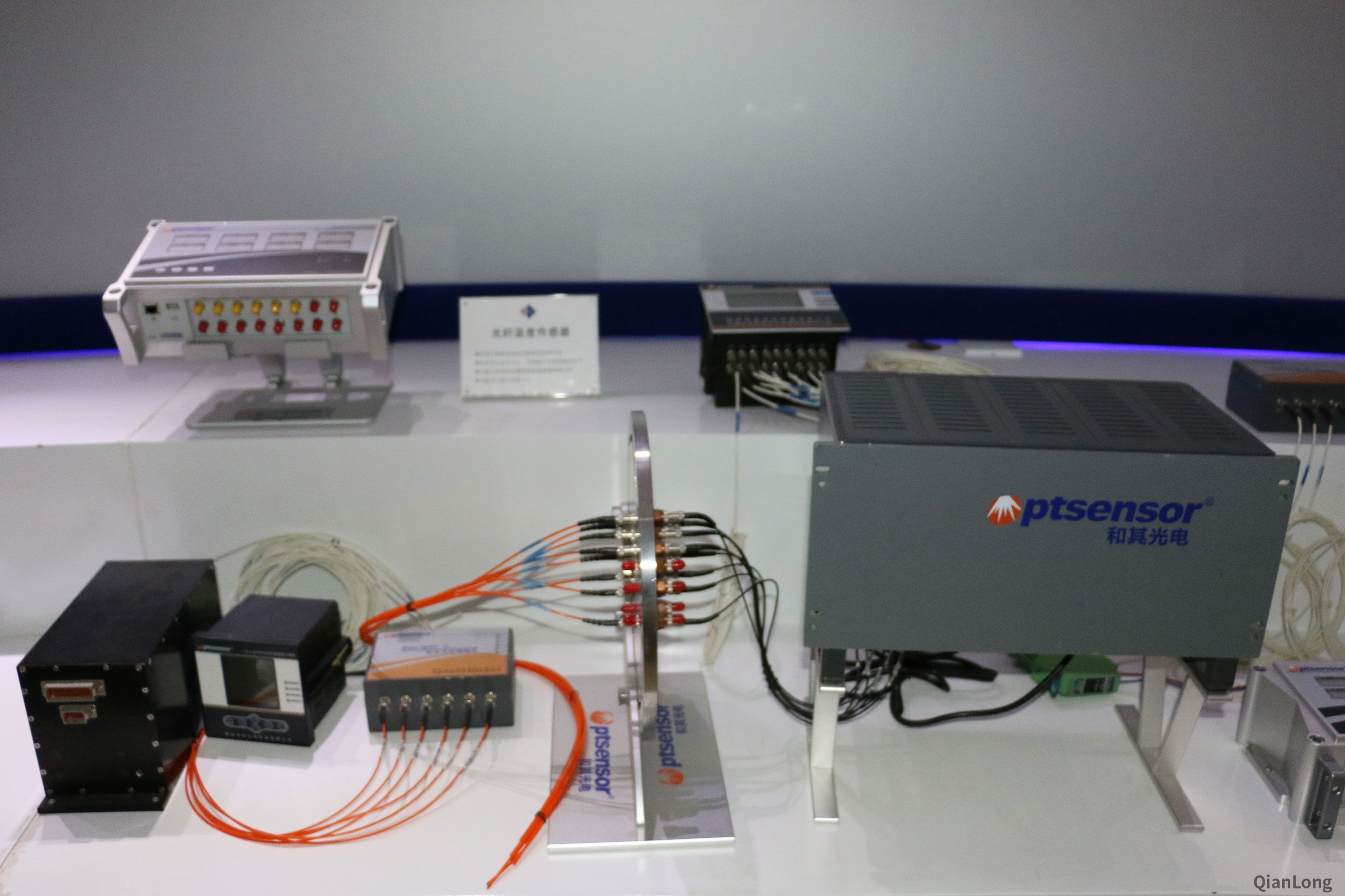 11.在西安光電所科技成果展示中心內(nèi)展出的光線溫度傳感器。（千龍網(wǎng)軍事頻道記者 馬群 攝）