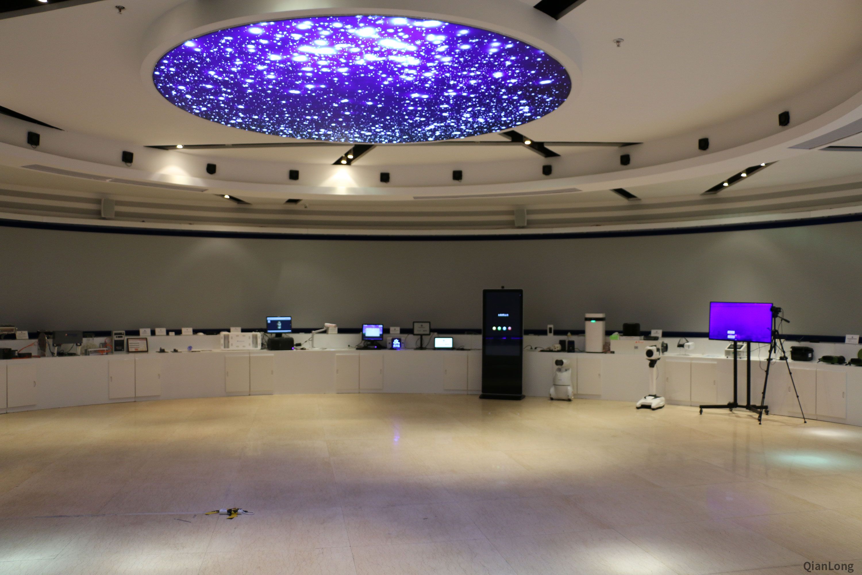 03.西安光電所科技成果展示中心內(nèi)部陳列了多種展品，涉及到了軍用和民用兩大方面，并且有多種成果轉(zhuǎn)化成踐行軍民融合的排頭兵。（千龍網(wǎng)軍事頻道記者 馬群 攝）