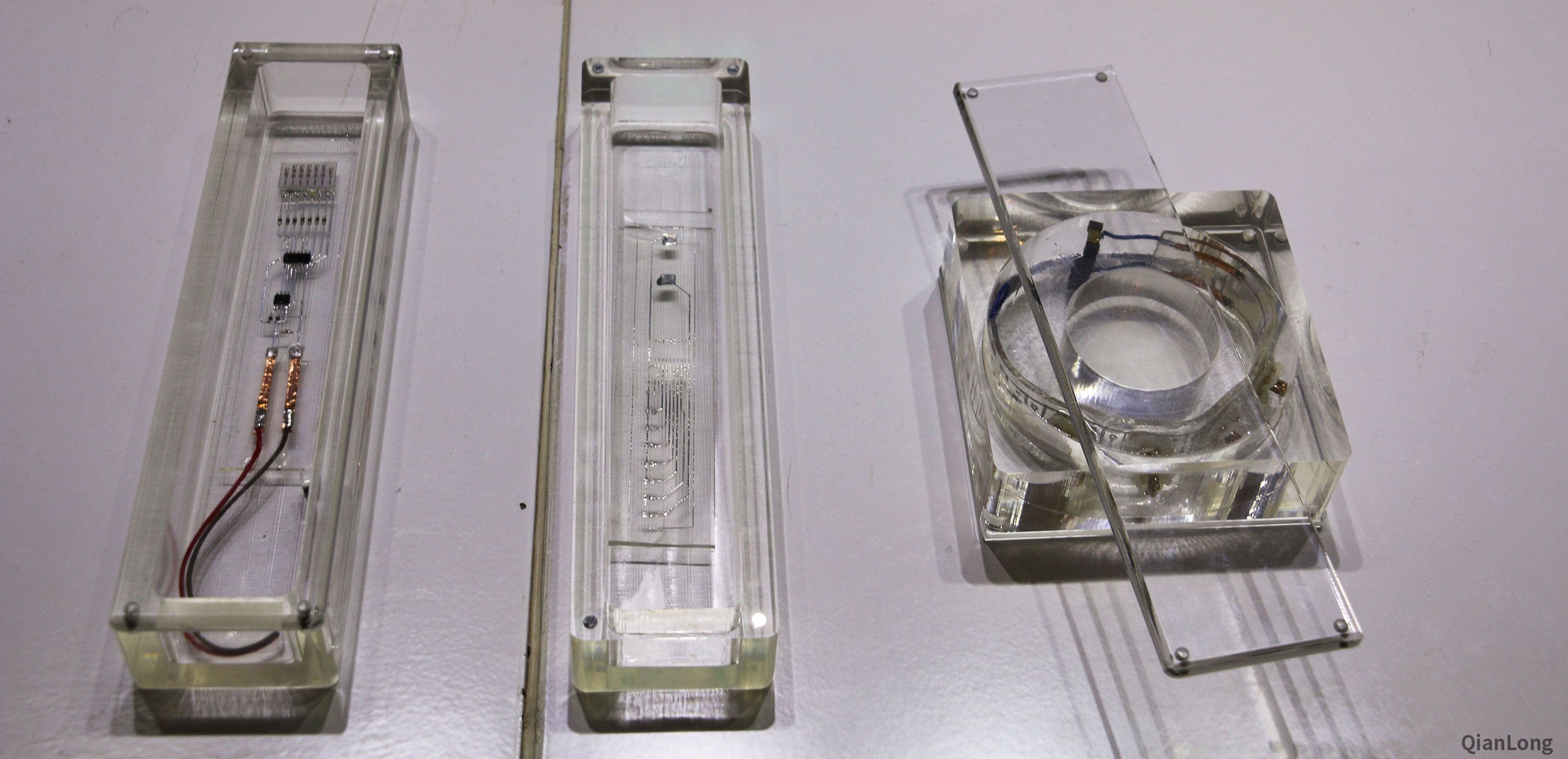 23.在西安光電所科技成果展示中心內(nèi)展出的液態(tài)金屬電子增彩制造的樣品。西安光電所獨(dú)創(chuàng)的液態(tài)金屬電子增彩技術(shù)，目前已實(shí)現(xiàn)液態(tài)金屬打印雷達(dá)波天線，并可融入飛機(jī)機(jī)翼或人類皮膚表面。（千龍網(wǎng)軍事頻道記者 馬群 攝）
