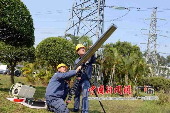 東莞供電局“激光大炮”問世 可帶電清除架空線路飄掛物 東莞供電局“激光大炮”問世 可帶電清除架空線路飄掛物