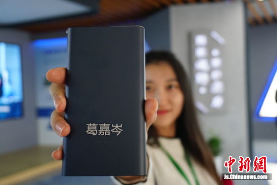 激光打印機(jī)將人名打印在了充電寶上，個(gè)性十足。