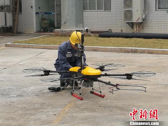 深圳:使用國內(nèi)首款激光炮清障無人機清理輸電線上外掛物 深圳:使用國內(nèi)首款激光炮清障無人機清理輸電線上外掛物