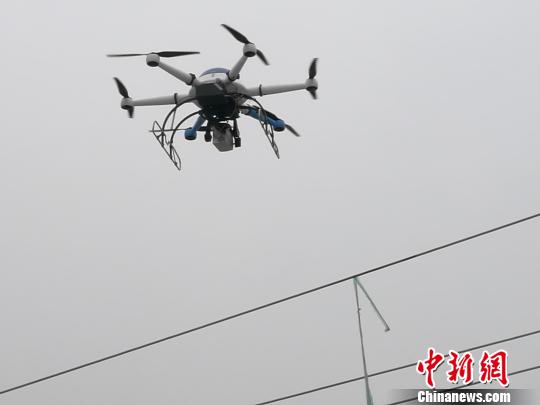 深圳:使用國內(nèi)首款激光炮清障無人機清理輸電線上外掛物 深圳:使用國內(nèi)首款激光炮清障無人機清理輸電線上外掛物