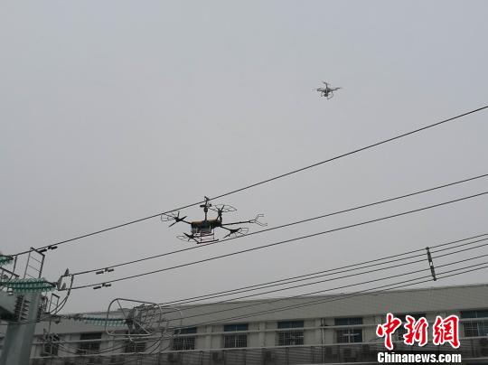 深圳:使用國內(nèi)首款激光炮清障無人機清理輸電線上外掛物 深圳:使用國內(nèi)首款激光炮清障無人機清理輸電線上外掛物