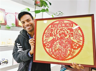 西工大一印度留學(xué)生愛上中國剪紙 用激光切割來創(chuàng)新 西工大一印度留學(xué)生愛上中國剪紙 用激光切割來創(chuàng)新