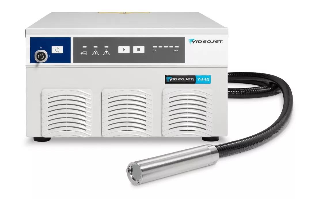 迪捷新推出 Videojet® 7340 和 7440 光纖激光打碼系統(tǒng)，領(lǐng)先使用業(yè)內(nèi)體積更小的 LightfootTM 打印頭。