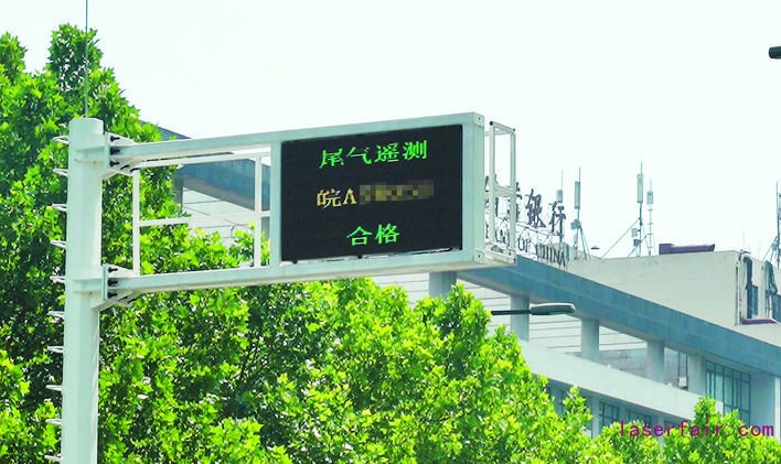 電子屏會實時給出車輛尾氣監(jiān)測結(jié)果