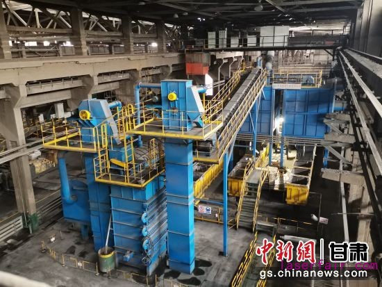圖為酒鋼集團西部重工公司消失模生產(chǎn)線。 白海濤 攝