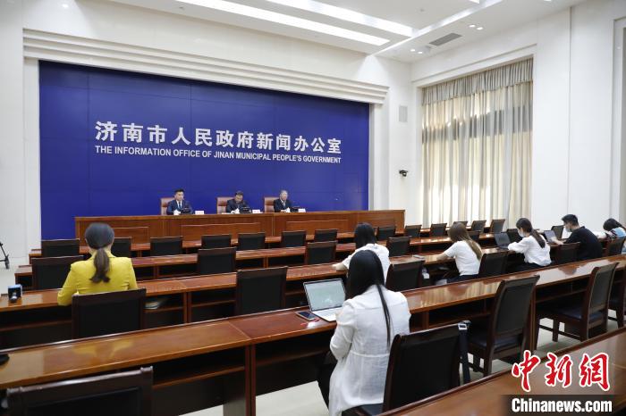 濟南市委市政府26日召開新聞發(fā)布會。　孫婷婷 攝
