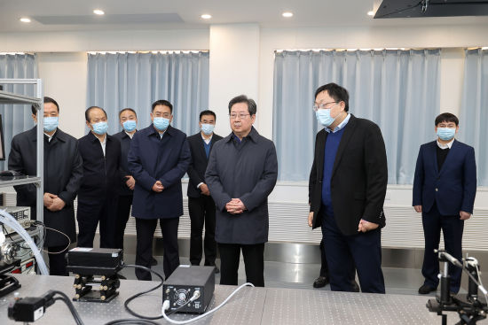 　11月14日，省委書記樓陽生到鄭州大學(xué)物理學(xué)院調(diào)研激光領(lǐng)域儀器設(shè)備研發(fā)應(yīng)用情況。(記者 董亮 蔡迅翔 攝)