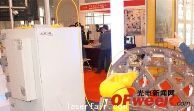 IPG 10000瓦光纖激光器與機(jī)器人集成模擬汽車(chē)前蓋三維切割