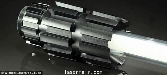 這款激光劍價(jià)格不菲，高達(dá)400美元，其中劍柄100美元，Spyder 3激光器300美元