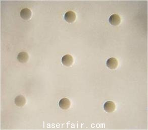 利用ps-Laser 1064 nm， 50 W進(jìn)行陶瓷鉆孔