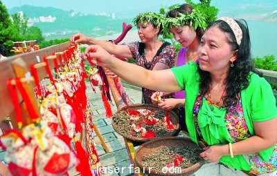 在屈原故鄉(xiāng)宜昌秭歸縣，居民用艾葉、花椒和丁香等制作香囊。