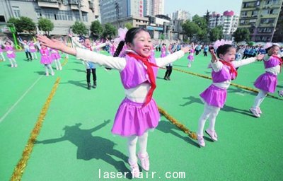 黃石市第八屆校園文化藝術(shù)節(jié)上孩子們在表演舞蹈。