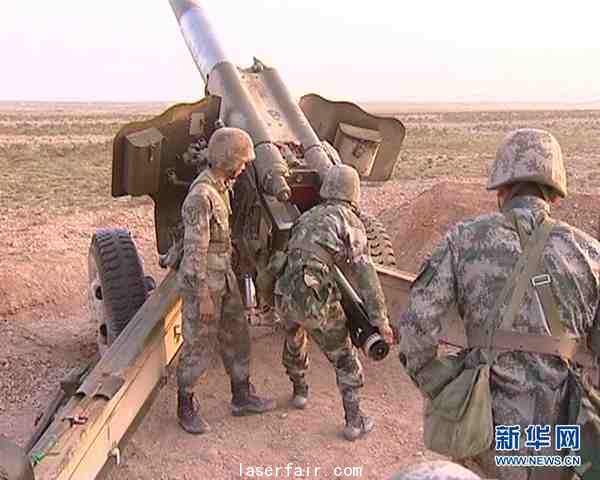 原文配圖： 各司其職，炮手一發(fā)實彈裝填。呂海金 攝
