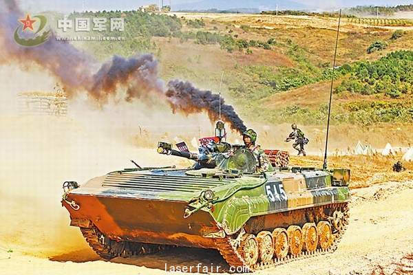 戰(zhàn)車“中彈”受損。張軍 攝
