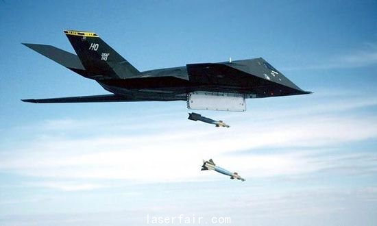 資料圖：F-117投下兩枚激光制導(dǎo)炸彈。