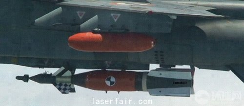 正在印度空軍美洲虎戰(zhàn)斗機上進行投放試驗的Sudarshan精確制導炸彈。