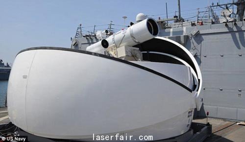 美國海軍周一的時(shí)候宣布將在軍艦上部署激光武器原型機(jī)，并在2014年將其送往中東。