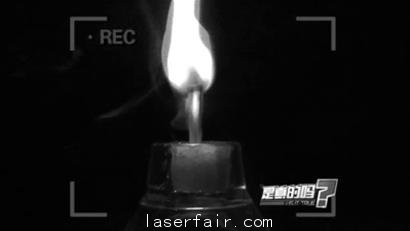 激光筆是生活中常用的物品，很多老師和導(dǎo)游都會用激光筆來做指引作用的小工具，但網(wǎng)絡(luò)傳言說用激光筆15秒能夠點燃火柴，這個傳言是否是真實的呢，記者準備了兩個激光筆進行現(xiàn)場試驗。