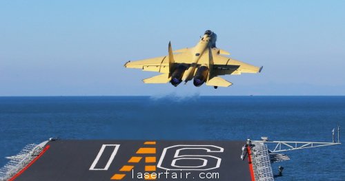 殲-15戰(zhàn)機(jī)自遼寧艦甲板滑躍起飛，相信未來國(guó)產(chǎn)航母將采用彈射器