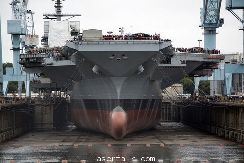 資料圖：美國海軍“福特”號航母在船塢放水。