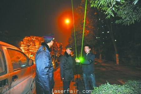 1月10日晚，經(jīng)過沙區(qū)市政行政執(zhí)法支隊(duì)3位隊(duì)員的勸解，賣激光手電筒的攤主離開。
