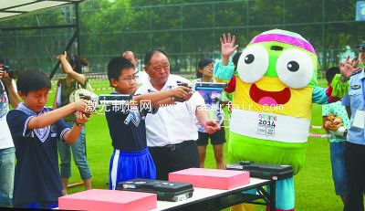 青奧會現(xiàn)代五項體育啟蒙活動演練現(xiàn)場。本報記者  馮芃攝