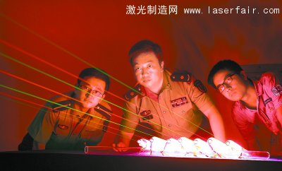 科研人員正在試驗(yàn)全內(nèi)腔氦氖綠光激光器。 何書遠(yuǎn) 攝