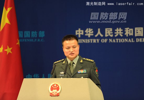 國防部新聞事務(wù)局副局長、國防部新聞發(fā)言人楊宇軍上校答記者問 周琳攝