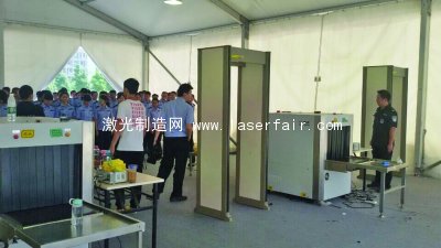 實(shí)訓(xùn)安檢大棚里，五十多個(gè)安檢經(jīng)理正在接受培訓(xùn)。 邢媛媛 攝