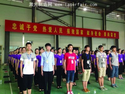 帥小伙將擔(dān)任禮儀先生。宋嶠 攝
