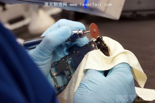 一探Vertu總部究竟：最奢侈的手機是怎么造出來的？