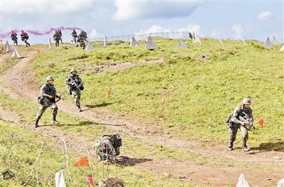 激光交戰(zhàn)！成都軍區(qū)某團(tuán)高原紅藍(lán)對(duì)抗演練(圖)