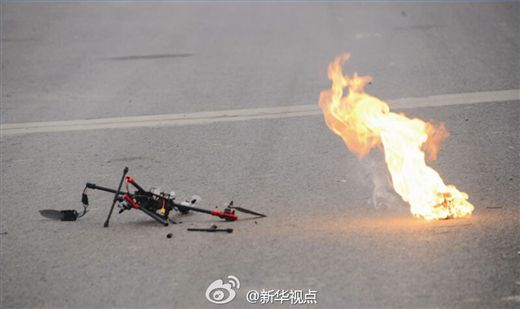 “低空衛(wèi)士”演示中燒毀的小型飛行器。
