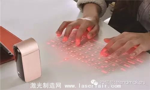 移動辦公領域，手機和平板以其極佳的便攜性正在逐步取代笨重的PC，然而在某些人眼中，觸控的輸入方式依舊沒有傳統(tǒng)鍵盤用得舒服，因此采用鐳射激光的鍵盤就很有存在的必要啦！